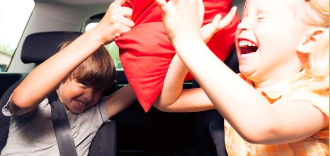 Evitar las peleas de los niños en el coche Evitar las peleas de los niños en el coche