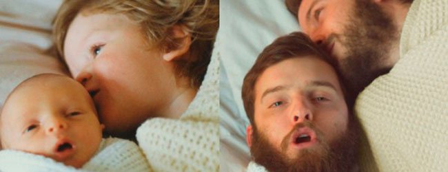 Unos hermanos recrean una foto de niños. Beso de un hermano a otro.