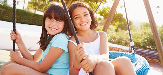 niños corriendo en el jardín