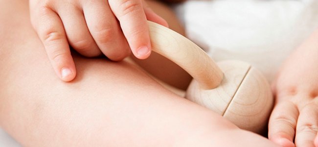 Juguetes peligrosos Juguete en manos niños