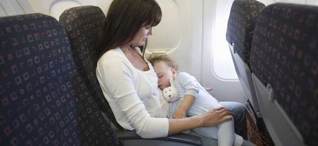 Zonas son niños en trenes y aviones Madre con bebé
