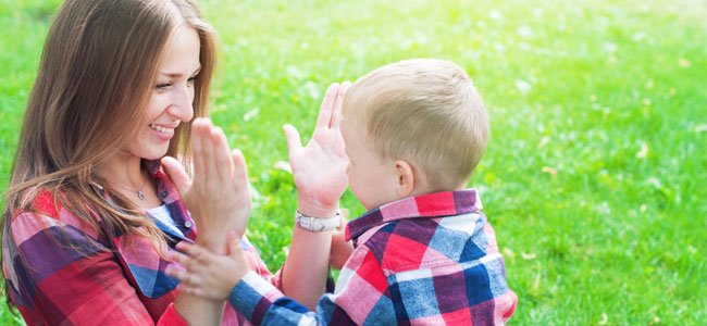 Madre y bebé juegan