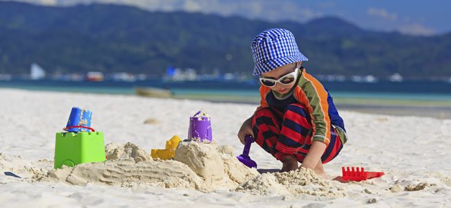 niño en la playa