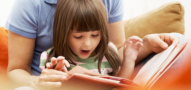 Poemas cortos para niños Niña lee cuento