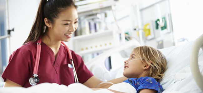 Masgia para niños hospitalizados Enfermera con niño