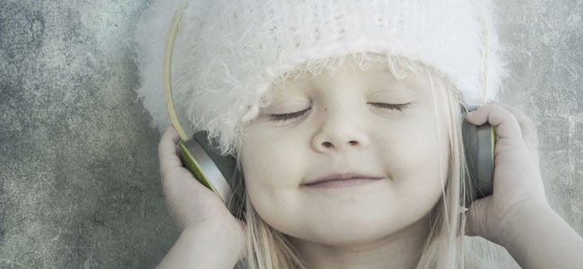 Los beneficios del jazz para los niños Niña escucha música
