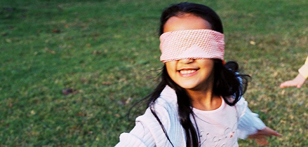 Niña con ojos tapados