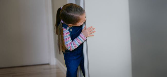 Cuando el niño sueña que le persiguen Niña mira asustada