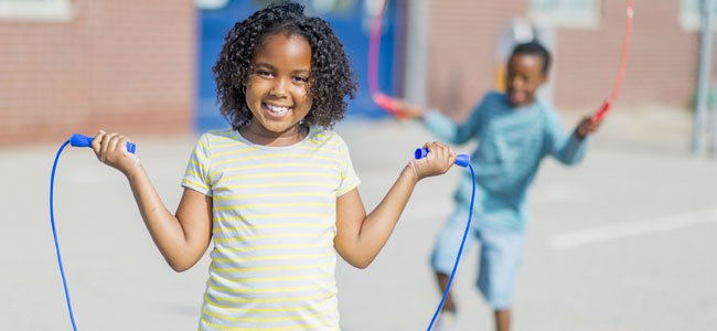 Beneficios de saltar la cuerda en los niños