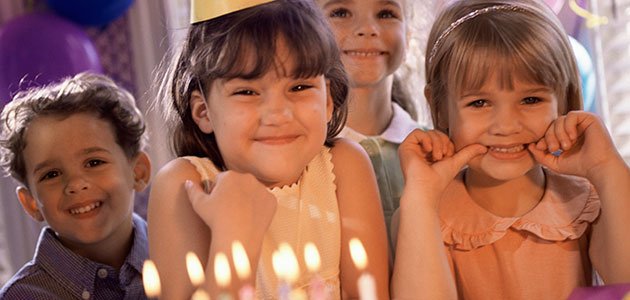 Niña con tarta de cumpleaños