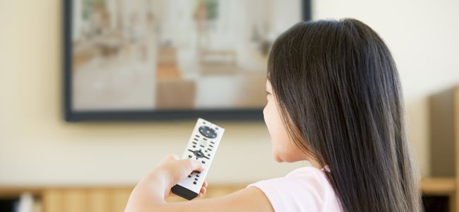 La televisión y los niños Niña ve la tele