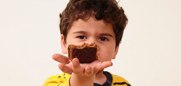 Día del Brownie Niño con brownie