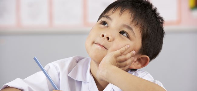 Juegos para potenciar la memoria de los niños Niño pensativo