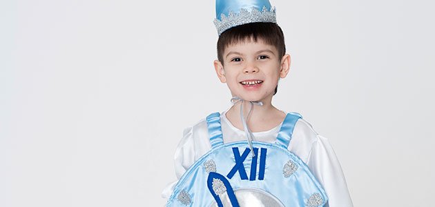 niño disfrazado de reloj