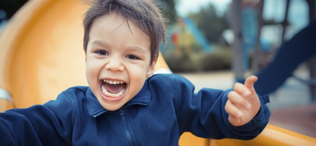 Juegos para niños nerviosos Niño juega en tobogán