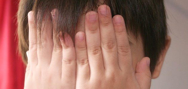 Niño que se tapa ojos