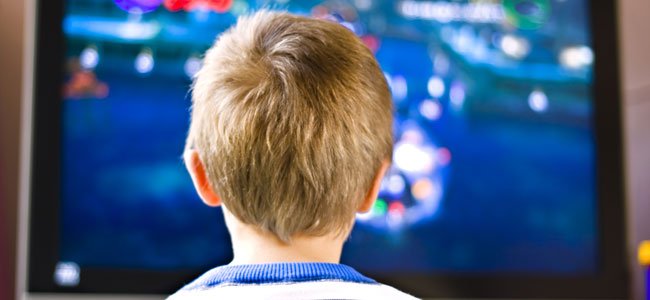 Niño ve la tele