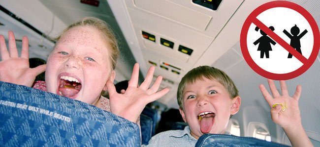 Prohibido niños en muchos transportes Niños con señal de prohibido niños