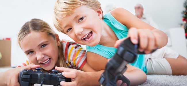 Los videojuegos no sustituyen al ejercicio físico Niños juegan a la maquinita
