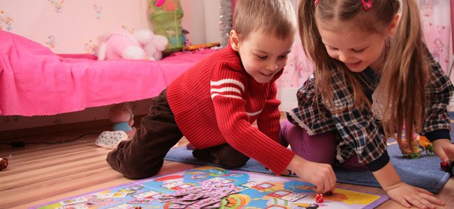 Los juegos de mesa y las relaciones de los niños Niños juegan