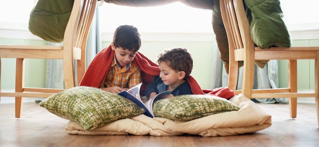 Cambios en los finales de los cuentos Niños leen bajo las sillas