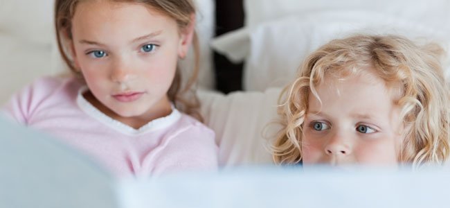 Cuentos infantiles se Charles Perrault Niñas leen cuentos de Charles Perault