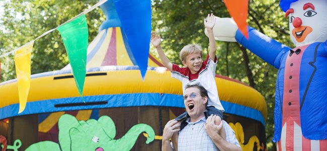 Por qué llevar al niño al circo Niño y padre en circo