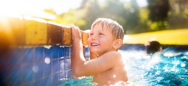 bebe y niña con su madre en la piscina