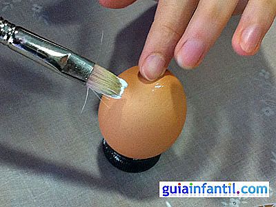 Manualidades para niños Vaciar un huevo sin romper