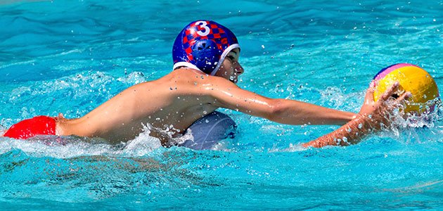 Los beneficios del waterpolo en los niños Niños jugando al waterpolo