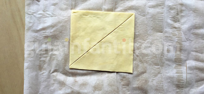 Mini croissant relleno de plátano y chocolate. Paso 1