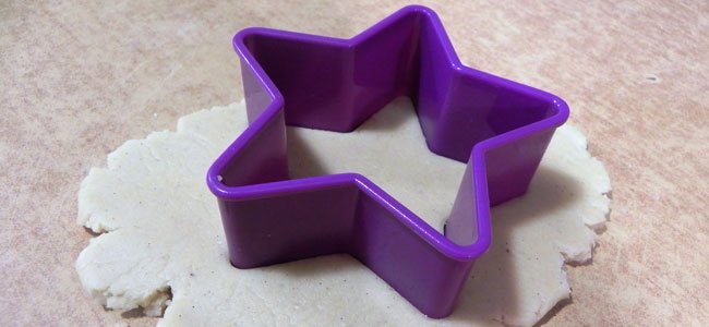 Cortar las galletas para el abeto