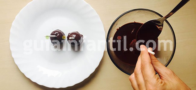 Arañas de chocolate para Halloween. Paso 4