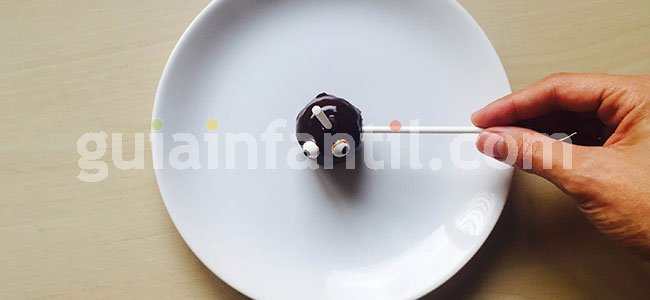 Arañas de chocolate para Halloween. Paso 6