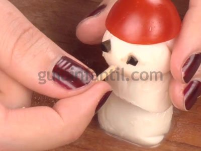 Canapés navideños con forma de muñeco de nieve. Paso 2 Canapés navideños con forma de muñeco de nieve. Paso 2