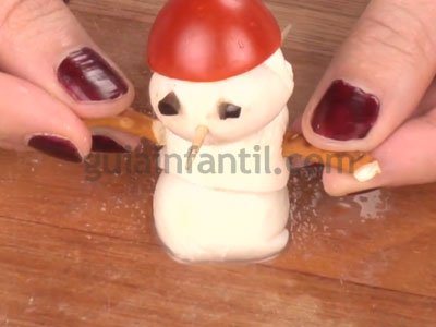 Canapés navideños con forma de muñeco de nieve. Paso 3 Canapés navideños con forma de muñeco de nieve. Paso 3
