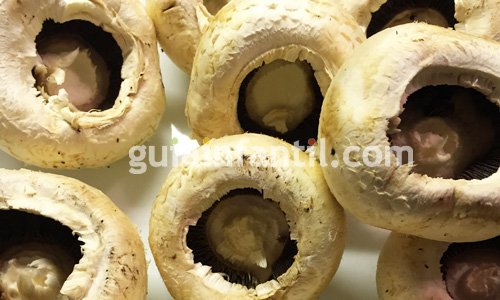 Receta de champiñones rellenos de jamón y huevo. Paso 2