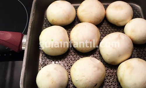 Receta de champiñones rellenos de jamón y huevo. Paso 3