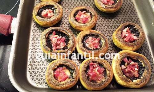 Receta de champiñones rellenos de jamón y huevo. Paso 4