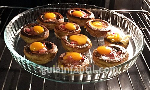 Receta de champiñones rellenos de jamón y huevo. Paso 5