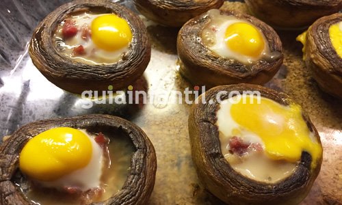 Receta de champiñones rellenos de jamón y huevo. Paso 6
