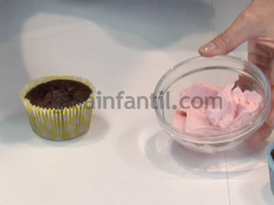 Cómo hacer un cupcake con forma de rosa. Paso 1 Cómo hacer un cupcake con forma de rosa. Paso 1