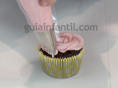 Cómo hacer un cupcake con forma de rosa. Paso 3 Cómo hacer un cupcake con forma de rosa. Paso 3