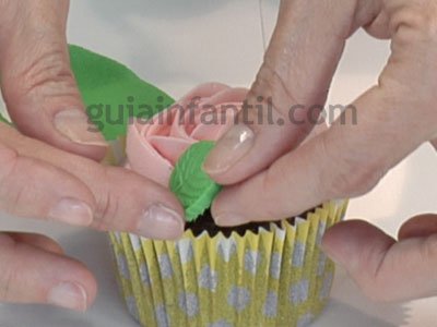 Cómo hacer un cupcake con forma de rosa. Paso 5 Cómo hacer un cupcake con forma de rosa. Paso 5