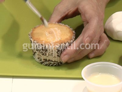 Cupcake con forma de regalo para niños. Paso 1 Cupcake con forma de regalo para niños. Paso 1