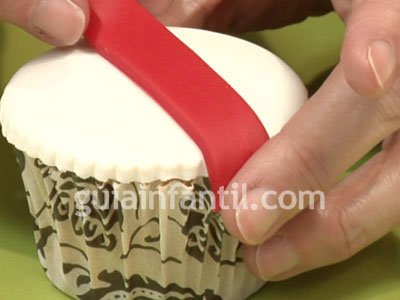 Cupcake con forma de regalo para niños. Paso 3 Cupcake con forma de regalo para niños. Paso 3