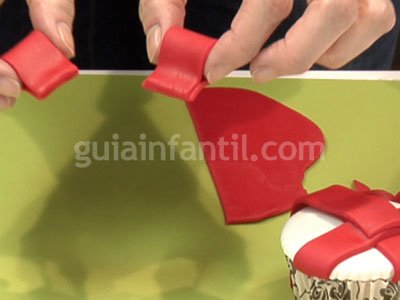 Cupcake con forma de regalo para niños. Paso 4 Cupcake con forma de regalo para niños. Paso 4