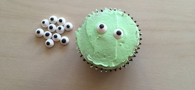 Cupcake con forma de momia. Paso 6