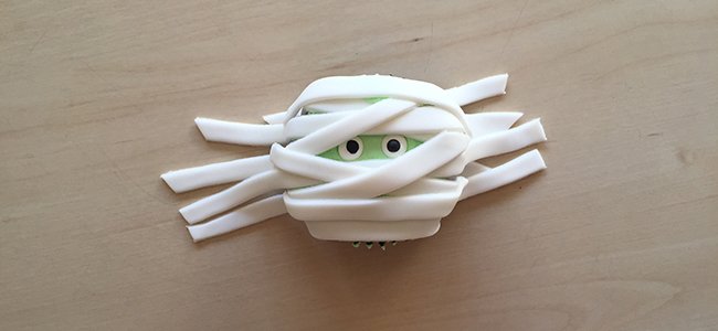 Cupcake con forma de momia. Paso 7