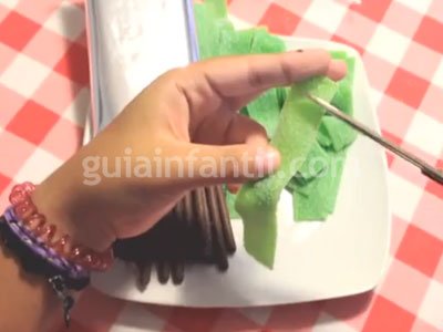 Cómo hacer una escoba dulce de Halloween. Paso 1 Cómo hacer una escoba dulce de Halloween. Paso 1